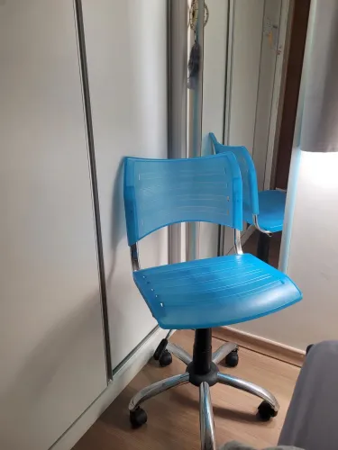 Vendo cadeira de rodinha