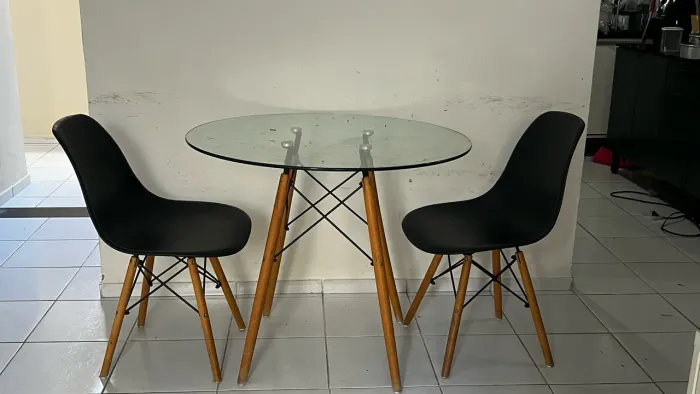 Mesa Eames de vidro 2 cadeiras