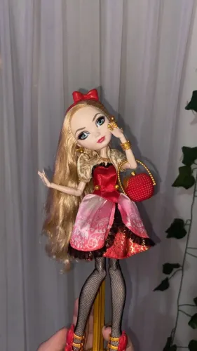 Boneca Ever After High - Apple White