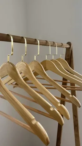 Vendo varios cabides de madeira e acrílico 