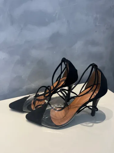 Scarpin com transparência preto