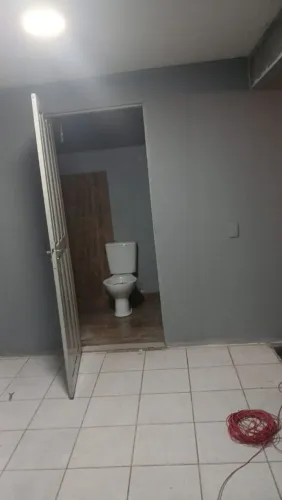 Alugo Apartamento com suíte, sala, cozinha e lavabo. 