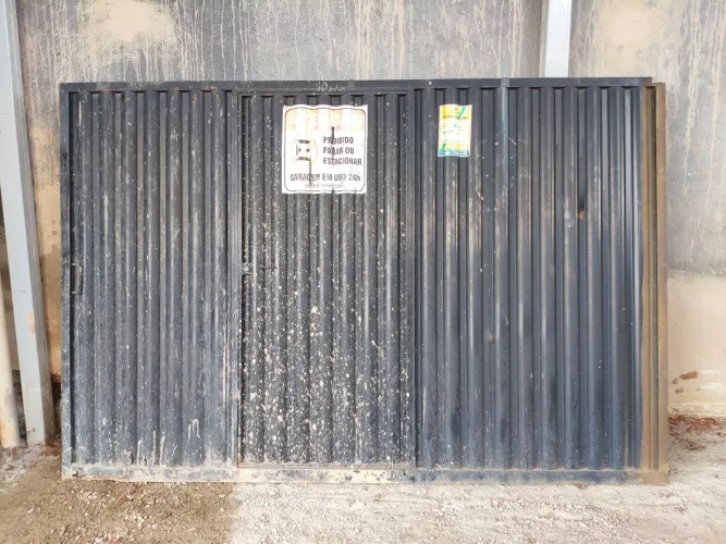 Portão de garagem com social e fechadura eletrônica
