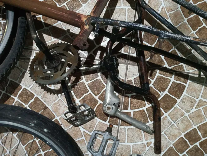 Vendo peças de bicicleta duas aero com pneu quadro+guidão+pedivela+ZAP é *