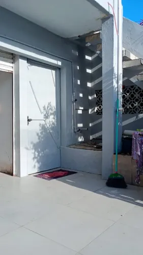 Alugo uma casa com dupla função.