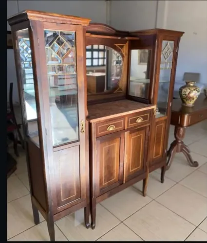 CRISTALEIRA DUAS TORRES COM TAMPO DE MÁRMORE