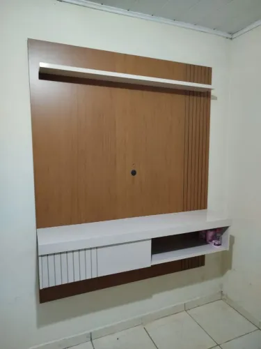 Painel de Tv com aparador suporta tv até 50 polegadas 1 mês de uso ((ENTREGO GRATIS))
