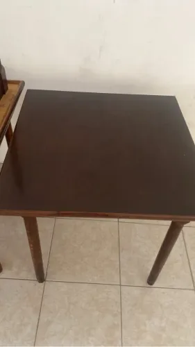 Vende se mesa e cadeiras algumas precisam de reparos leves