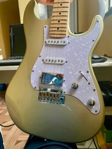 Guitarra Seizi Seminova Hss Tarraxas com trava e traste em inox
