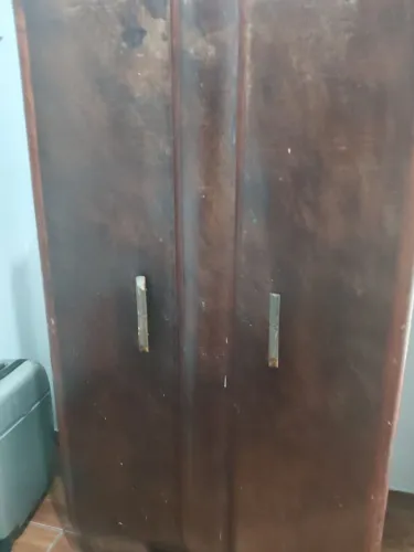 Guarda roupa 2 portas, antigo, madeira maciça, marrom escuro