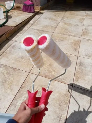 Vendo 2 rolos de pintura e 2 bandejas