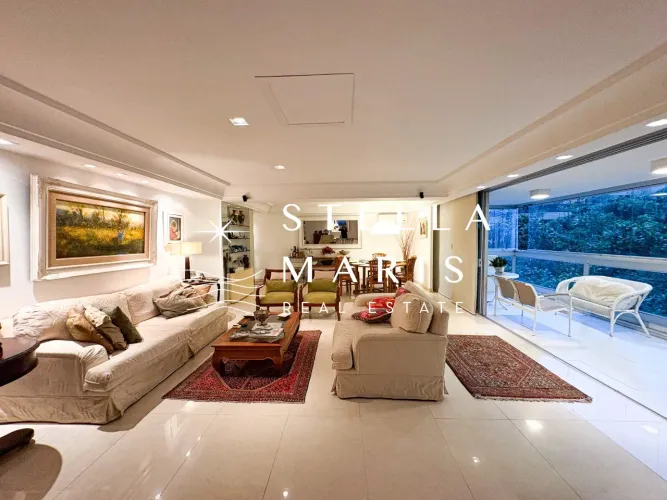 Leblon, Excelente Apartamento reformado à venda com varanda, vista para copa das árvores e