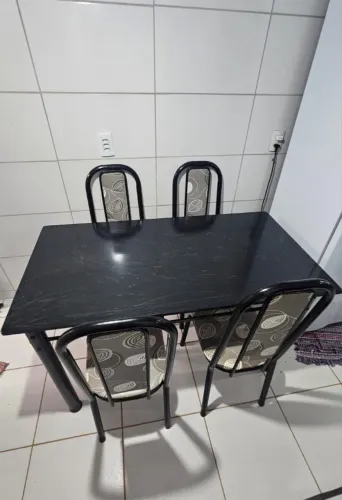 Conjunto mesa de jantar com tampo de mármore 4 cadeiras