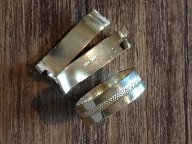 OURO (PEDAÇO 9,8 GR ) + (11,52 GR ALIANÇA T=29) = TOTAL 21,32 GRAMAS