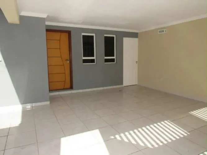 Vendo casa com quintal m areinha