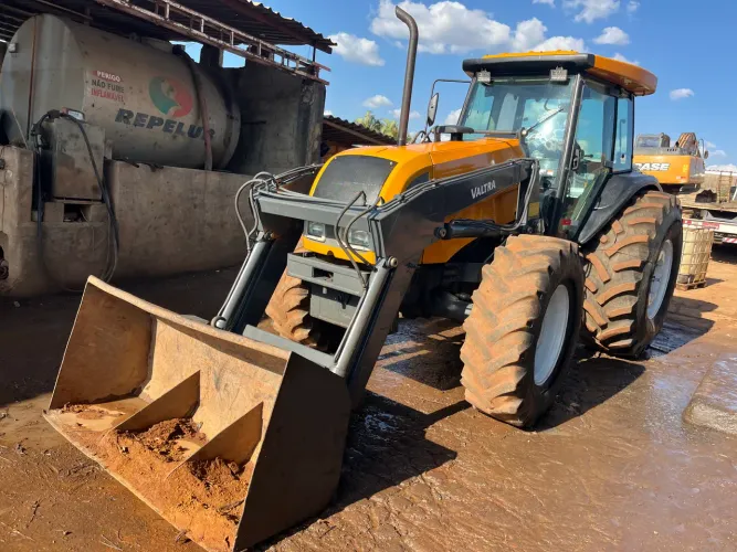 Trator de pneu Valtra BM125 Cabinado - com Madal