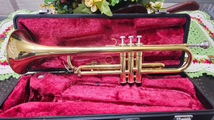 Trompete Yamaha Fabricação Japonesa YTR-2331 Laqueado Bocal e Estojo Original