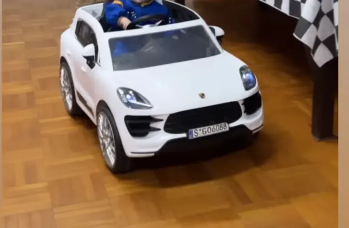 Carrinho elétrico infantil 