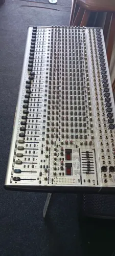 Vendo Mesa de Som Behringer 32 canais com efeitos