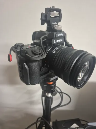 CÂMERA LUMIX COM 2 LENTES NOVA