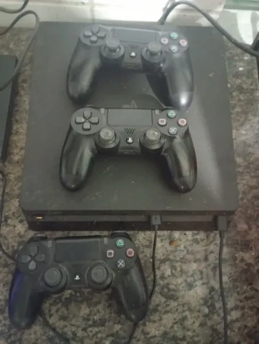 V/T PS4 Slim + 3 Controles e Carregador PS4