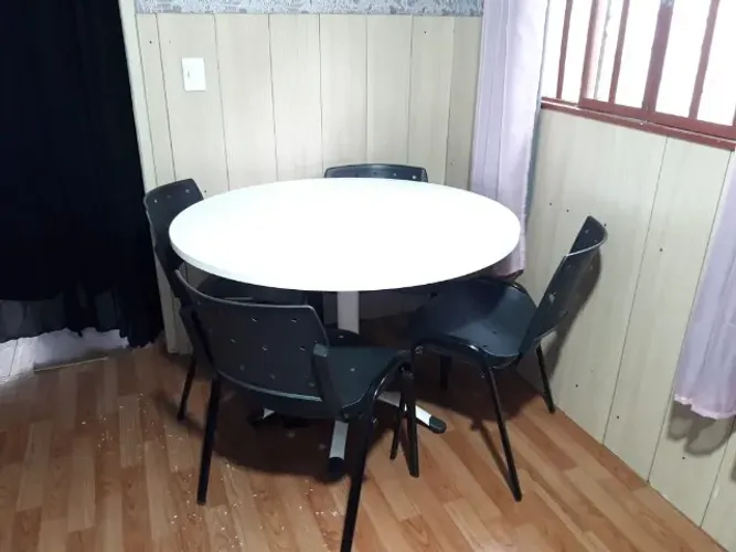 Mesa de Reunião c/ 4 cadeiras