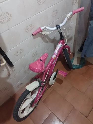 Vende uma bicicleta rosa