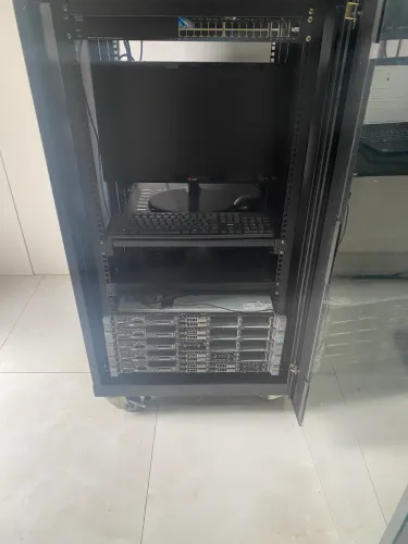 1 Rack + 5 Servidores PowerEdge R610 + 2 Switches Cisco SF300-24