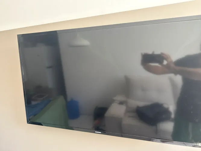 Duas TVs para troca de peças