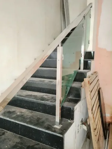 Corrimão / Guarda-Corpo em Aço Inox Quadrado com Vidro Temperado