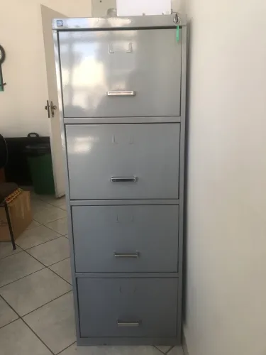 Arquivo de metal com 4 gavetas