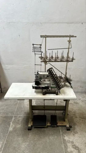 Máquina de costura rebater elástico  (siruba) 