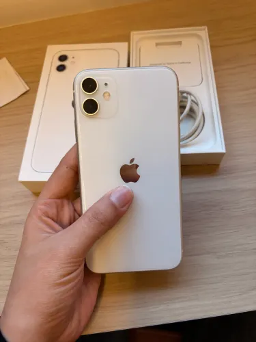 iPhone 11 128g com 81% de saúde de bateria