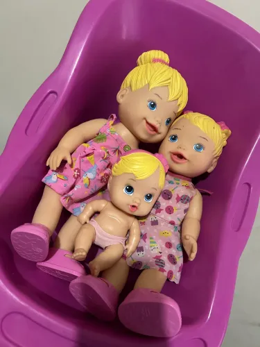 Conjunto banheira de banho acompanhada com três lindas bonecas