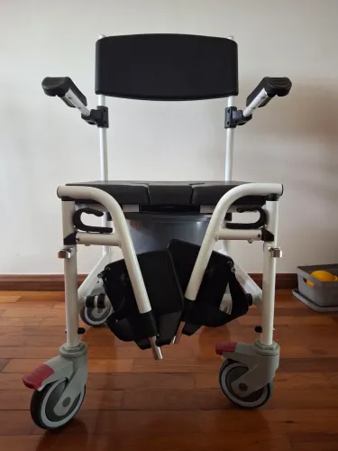 Cadeira De Banho Mobil Saúde Supersoft Com Rodas, Encosto E 100kg