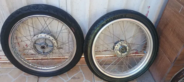 Par de rodas raiadas com pneus