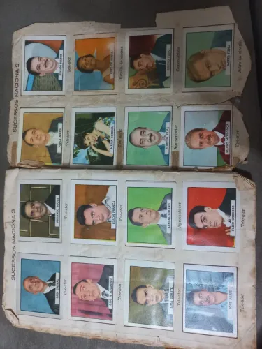 Álbum de figurinhas antigas