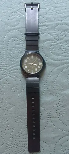 Relógio de pulso Casio MW-240-1E cor preto - fundo verde