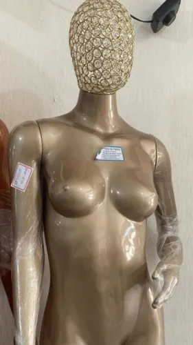 Manequim com cabeça de perola em estado de zero.