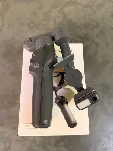 Estabilizador DJI Osmo Mobile 8 com rastreador.