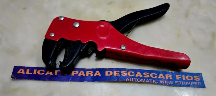 Alicate descascador de fios eletricos