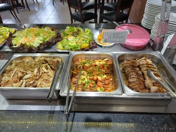 Cozinheira, Auxiliar de Cozinha e Atendente de Salão, com experiência.