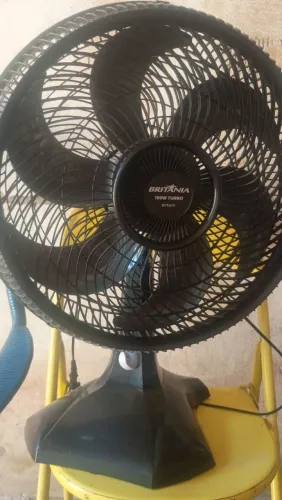 Ventilador de mesa brit<br><br>Ventilador da marca Britânia<br>Com defeito no eixo<br>Preço: R$ 70,00<br>