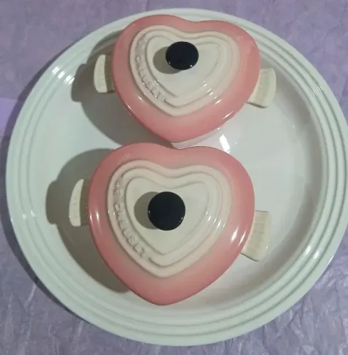 Set Duas Cocottes Coração Cupidos Com Asas Framboesa Le Creuset