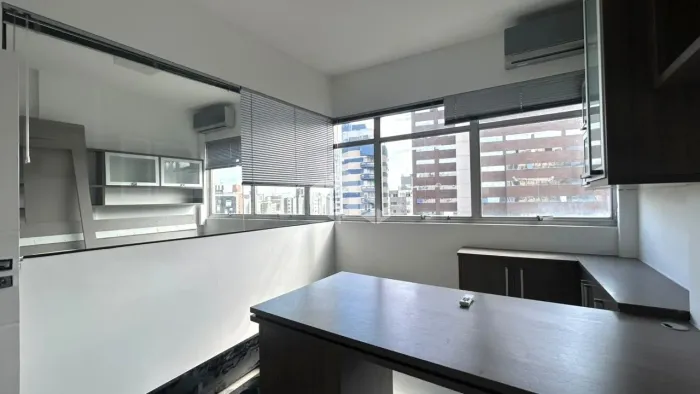 SALA COMERCIAL À VENDA COM 40 M² NO CENTRO DE FLORIANÓPOLIS