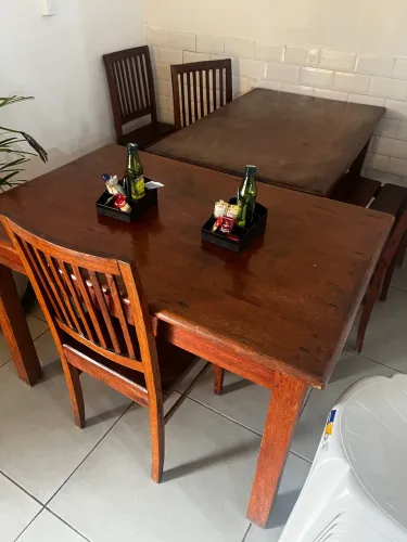Mesa de madeira e cadeiras