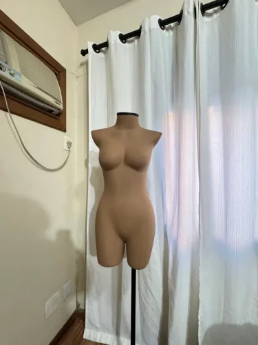 Manequim em fibra para loja. Com pedestal incluso.