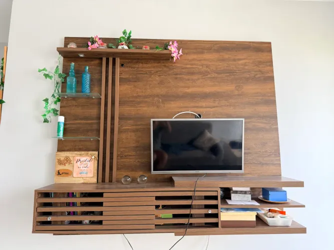 Rack com Painel para TV + LED e Prateleiras de Vidro - Excelente Estado