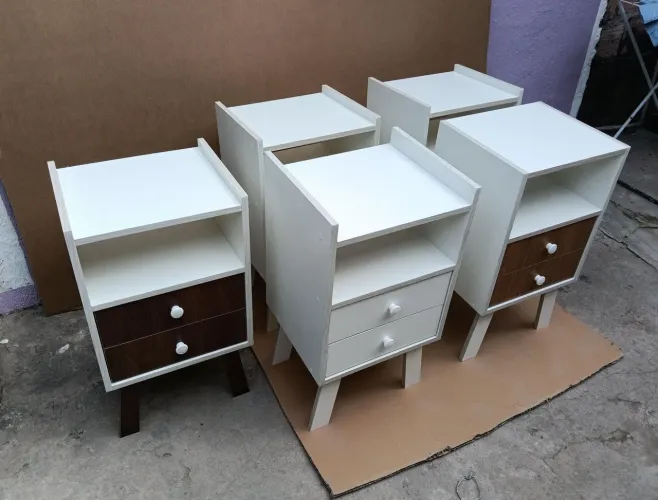 Criado mudo perfeito para você que gosta de organização, com duas gavetas espaçosas