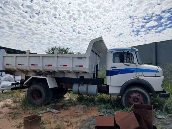 Vendo caçamba  com freios  a ar e direção hidráulica  75 mil